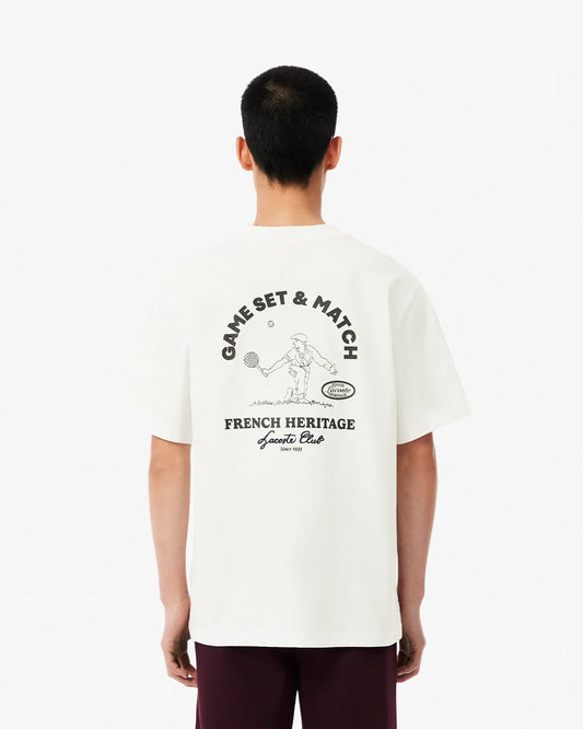 Camiseta Lacoste com detalhe de bordado gráfico inspirado na herança do tênis - cor farinha
