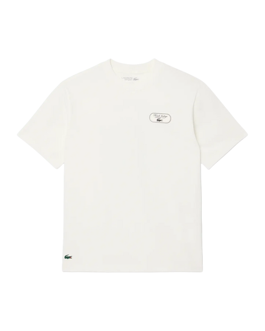 Camiseta Lacoste com detalhe de bordado gráfico inspirado na herança do tênis - cor farinha